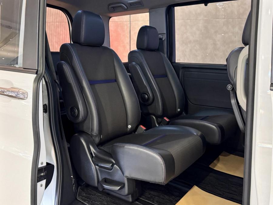 Stepwgn e:HEV Ex Black Style - Image 8